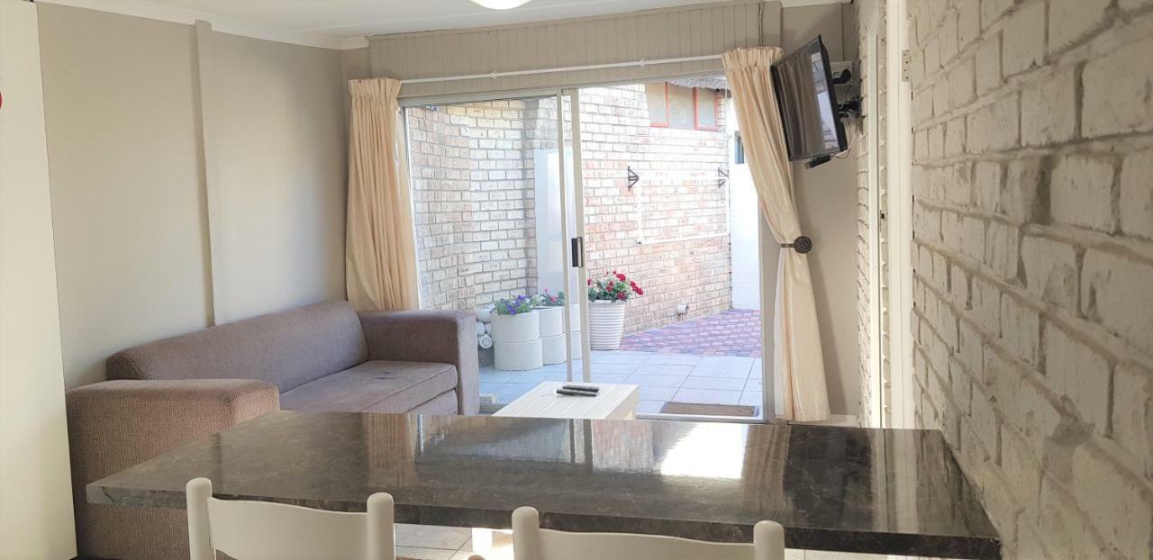 Kelzane Lodge Гонуби Екстериор снимка